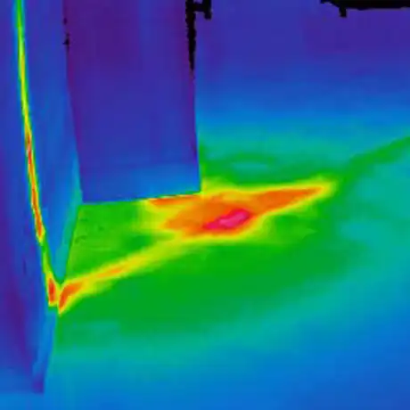 Termografia di edifici, impianti elettrici e macchinari Termografia di un pavimento: zona più calda in prossimità della parete, compatibile con un’infiltrazione